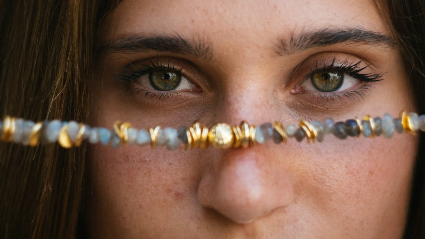ANNA grey labradorite chip stones and gold-plated necklace