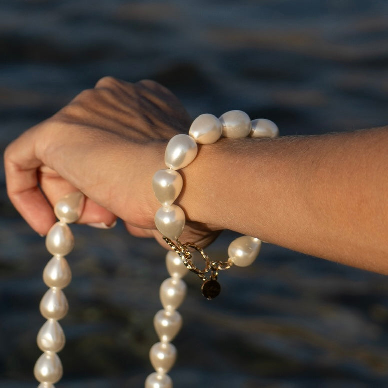 DIANE drop-shaped white pearls bracelet