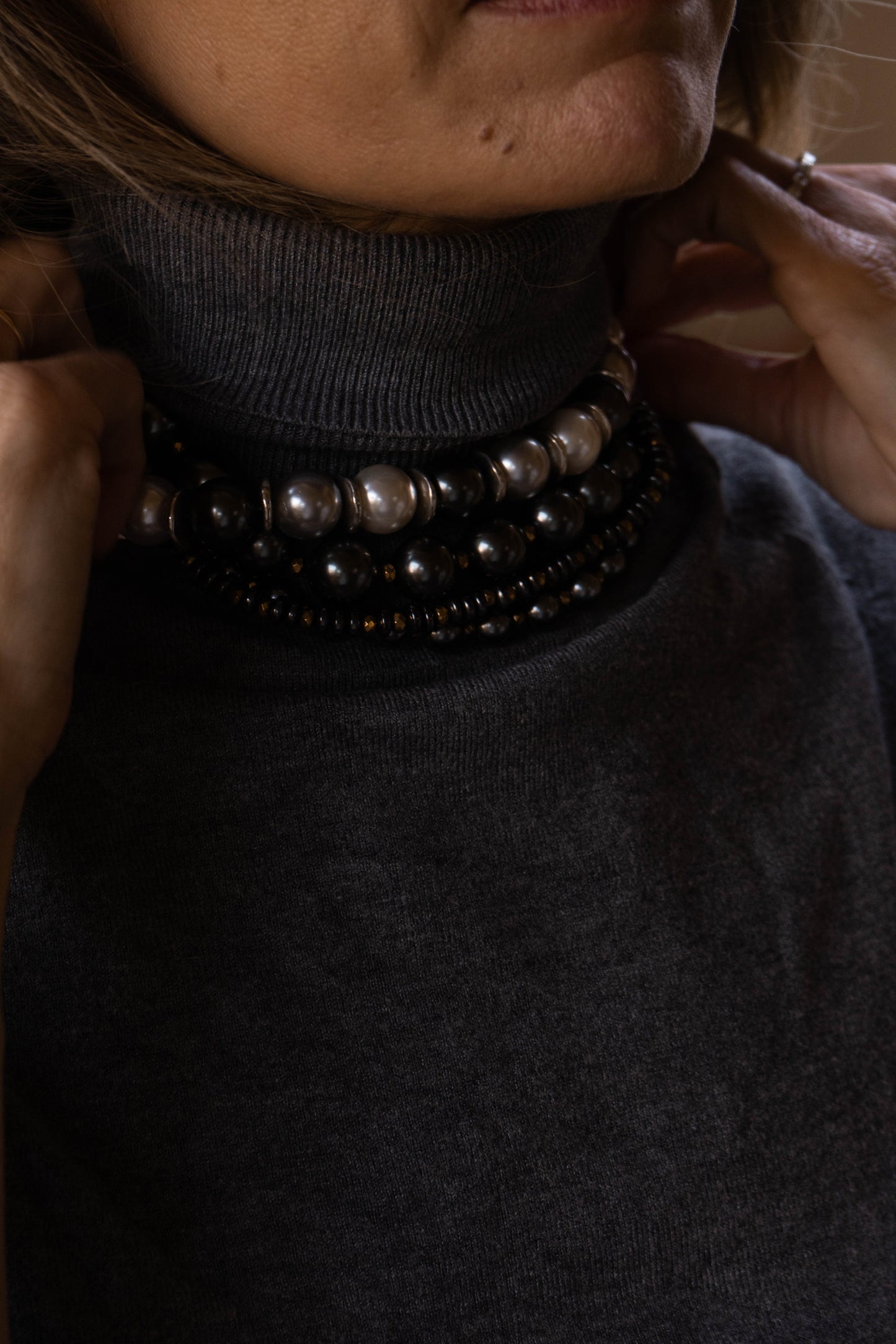 SELENA grey and white big pearls necklace