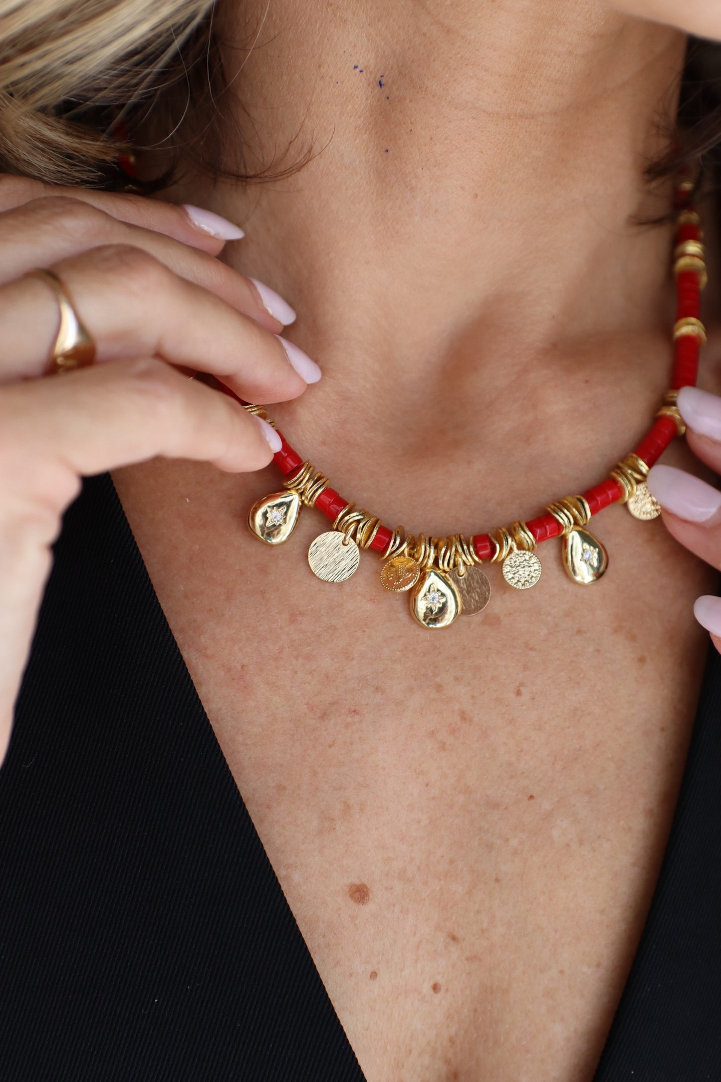 MISS red coral stone beads and gold-plated charms necklace