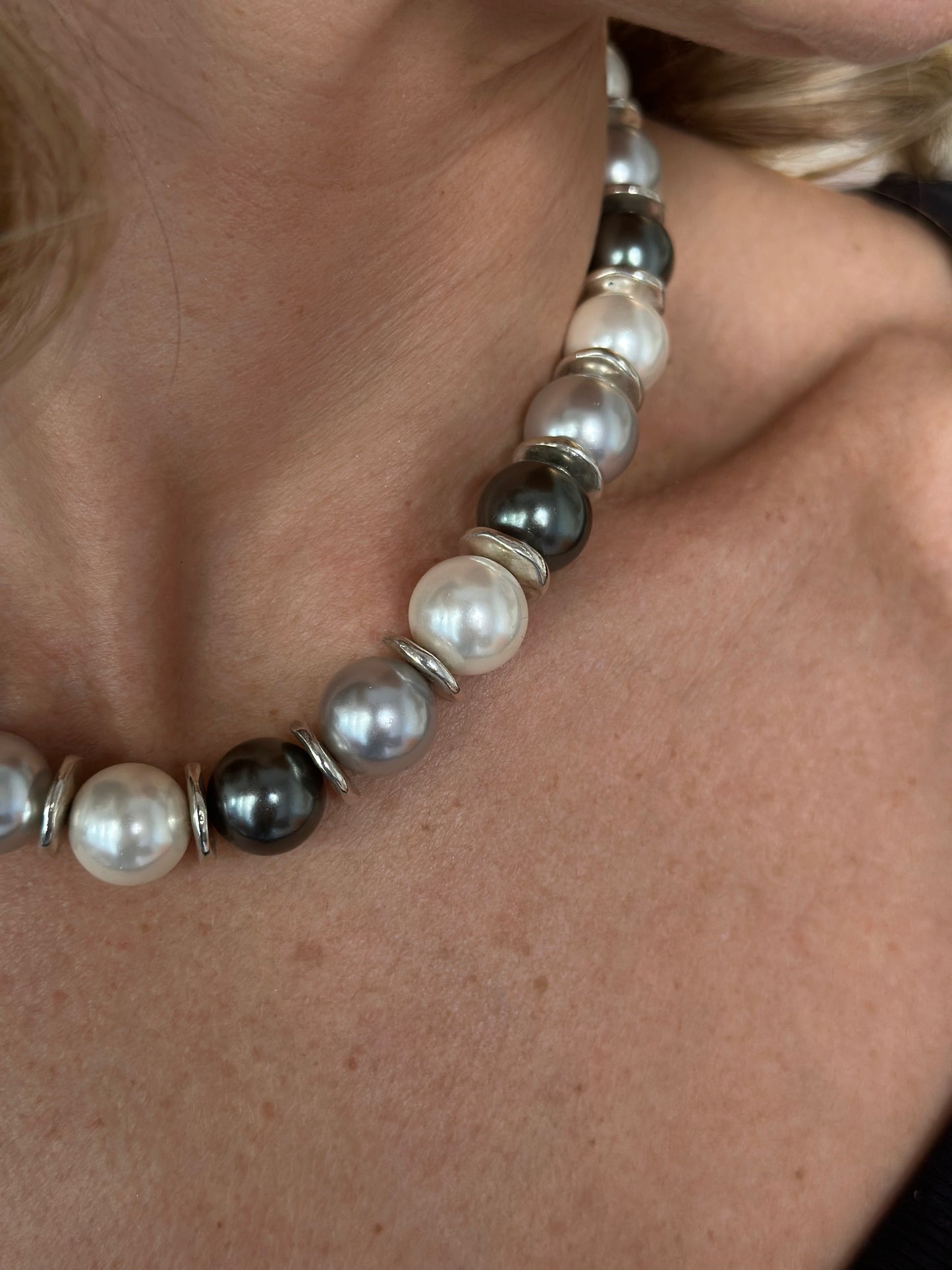 SELENA grey and white big pearls necklace